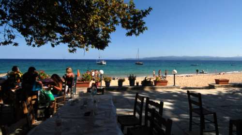 Χανιά: Βαριά καμπάνα και λουκέτο μίας εβδομάδας για ουζερί που σέρβιρε ανεμβολίαστο