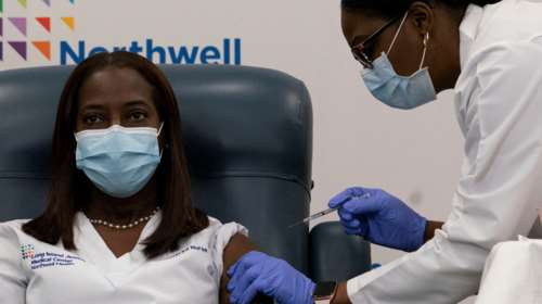 Κορονοϊός: Ο πρώτος άνθρωπος που έκανε το εμβόλιο στις ΗΠΑ - Νοσηλεύτρια σε ΜΕΘ στη Νέα Υόρκη