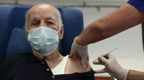 Κορονοϊός: Γεγονός και ο δεύτερος εμβολιασμός στην Ελλάδα - Ηλικιωμένος σε μονάδα φροντίδας [Εικόνες - Βίντεο]