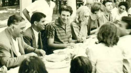 Μίκης Θεοδωράκης: Η ζωή του κορυφαίου μουσικοσυνθέτη μέσα από 25+1 άγνωστες φωτογραφίες