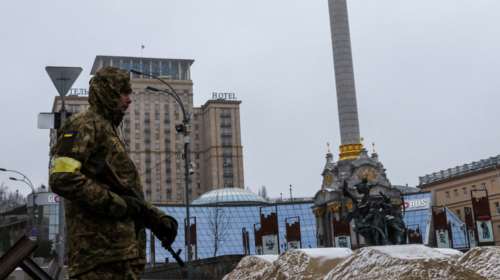 Πόλεμος στην Ουκρανία: Ο ρωσικός στρατός κατέλαβε τη Χερσώνα - Εκρήξεις στο Κίεβο - Σήμερα ο 2ος γύρος διαπραγματεύσεων