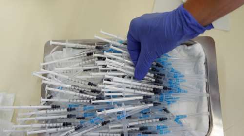 Μαϊμού εμβολιασμοί στο ΙΚΑ Αλεξάνδρας: Σύριγγες χωρίς βελόνα και εμβόλιο σε... βαμβάκι - Τα κόλπα της 59χρονης νοσηλεύτριας