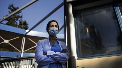 Ένας χρόνος με κορονοϊό: Μια δασκάλα, μια παθολόγος και ένας καταστηματάρχης αφηγούνται πώς άλλαξαν οι ζωές τους