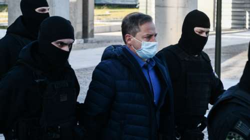 Με χειροπέδες ο Λιγνάδης στο δικαστήριο: Συνεχίζεται η δίκη για τους βιασμούς - Καταθέτει το πρώτο θύμα [εικόνες]