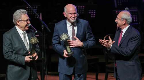 Βράβευση Παπανδρέου στην Αγκυρα με τον Ζουλφού Λιβανελί - Το μήνυμα για τα ελληνοτουρκικά