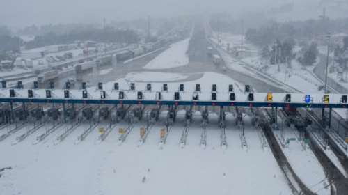 Κακοκαιρία &quot;Μήδεια&quot;: Ανοιξε η Εθνική οδός Αθηνών - Λαμίας μέχρι τη Βοιωτία - Μάχη με τον παγετό