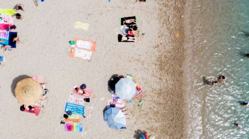 Τουρισμός επί κορονοϊού: Ελληνικό μπλόκο στους Βρετανούς - Η &quot;λευκή λίστα&quot; των χωρών