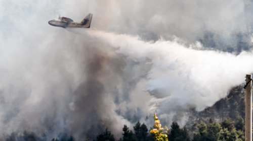 Φωτιά στα Βίλια: Κοντά στους οικισμούς Παλαιοχώρι και Θέα οι φλόγες - 20χλμ το μέτωπο