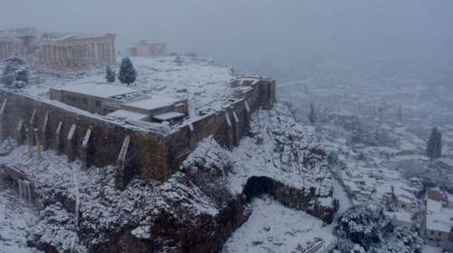 Ιστορικός χιονιάς στην Αθήνα: Η "Μήδεια" έντυσε στα λευκά το κέντρο της πόλης - Μοναδικές εικόνες