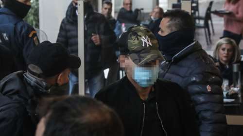 Καταδίωξη στο Πέραμα: Στον ανακριτή οι επτά αστυνομικοί με χειροπέδες- "Είστε ήρωες" τους φώναξαν