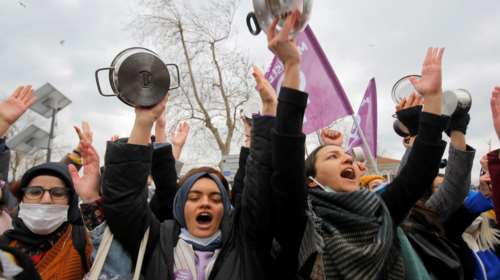 Κραχ στην Τουρκία: Πουλάνε άδειο μπακλαβά, άδεια τοστ και άδειες πίτες [βίντεο]