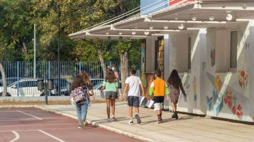 Μακρή: Καμία σκέψη να κλείσουν νωρίτερα ή να ανοίξουν αργότερα τα σχολεία