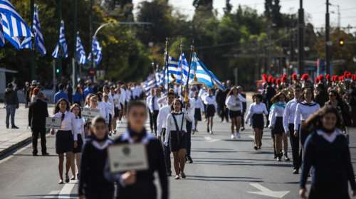 28η Οκτωβρίου: 15 στιγμιότυπα από τη μαθητική παρέλαση στην Αθήνα μετά από δύο χρόνια [εικόνες]