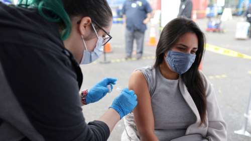 Εμβόλια κορονοϊού: Απαντήσεις σε 10 πρακτικά ερωτήματα - Ποιοι δεν πρέπει να εμβολιαστούν και ποιοι προηγούνται