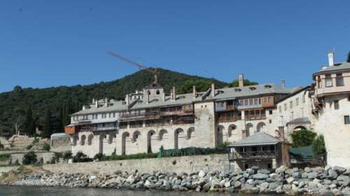 Ράπισμα του ηγούμενου της Μονής Εσφιγμένου στους αντιεμβολιαστές ιερείς: Οσοι τους πιστεύουν, νοσούν και πεθαίνουν