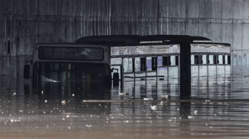 Κακοκαιρία &quot;Μπάλλος&quot;: Τον γύρο του κόσμου κάνουν οι εικόνες του... βυθισμένου λεωφορείου - Τι απαντά η ΟΣΥ
