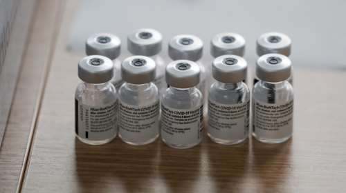 Θεσσαλονίκη: Λύθηκε το μυστήριο με το κλεμμένο φιαλίδιο της Pfizer - Το πήρε ηλικιωμένη για... ενθύμιο