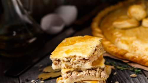 Συνταγή Ακη Πετρετζίκη: Πανεύκολη κοτόπιτα με ζύμη κουρού