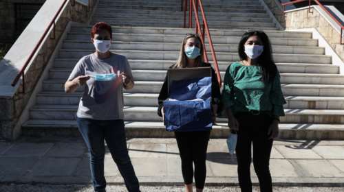 Κοραλία Χατζηγιαννάκη: Η 16χρονη που φτιάχνει μάσκες για γηροκομεία, νοσοκομεία, λιμενικό