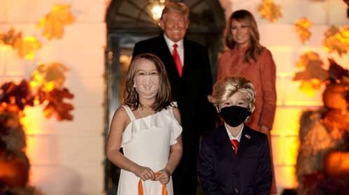 Halloween στον Λευκό Οίκο: Ντόναλντ και Μελάνια Τραμπ υποδέχθηκαν... τον εαυτό τους [εικόνες]