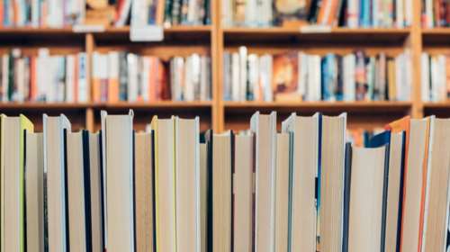 &quot;Υιοθέτησε ένα βιβλίο&quot;: Πρόγραμμα από την πολυγλωσσική βιβλιοθήκη &quot;We Need Books&quot;