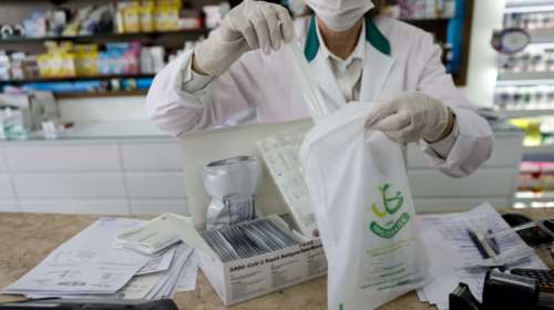 Φάμπρικα με 2.200 &quot;μαϊμού&quot; rapid test από φαρμακοποιό σε ένα δίμηνο - Τα αγόραζε &quot;μαύρα&quot; με 0,50€ το ένα