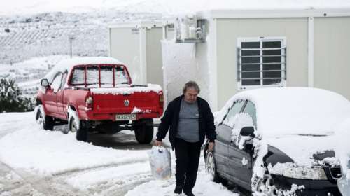 Κακοκαιρία &quot;Ελπίς&quot;: Χιόνια και στο σεισμόπληκτο Αρκαλοχώρι - Θερμαντικά σώματα για να μην παγώσουν οι σεισμόπληκτοι