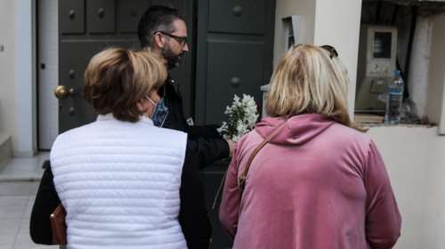 Φώφη Γεννηματά: Λουλούδια έξω από το σπίτι της στη Βούλα - Συντετριμμένοι οι γείτονές της [εικόνες]