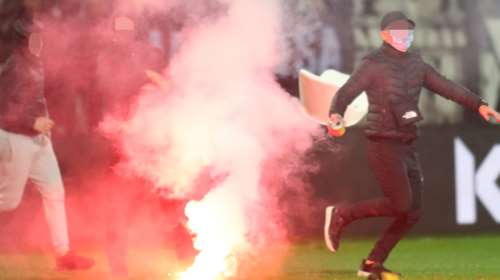 Χαμός στην Τούμπα - Οπαδοί του ΠΑΟΚ μπήκαν στον αγωνιστικό χώρο, διακόπηκε ο αγώνας με τον Άρη [εικόνες - βίντεο]