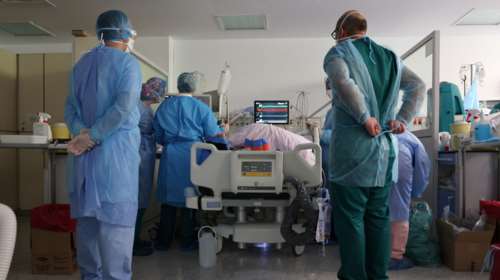Πολεμική η κατάσταση στα νοσοκομεία - &quot;Υπάρχουν διασωληνωμένοι εκτός ΜΕΘ με φορητούς αναπνευστήρες&quot;