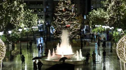 Αντίστροφη μέτρηση για τα Χριστούγεννα - Ο εντυπωσιακός στολισμός της πλατείας Συντάγματος [εικόνες]