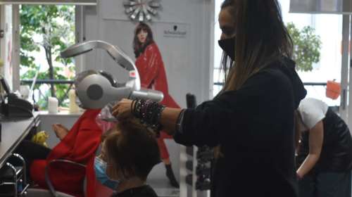 Πήραν &quot;φωτιά&quot; τα ψαλίδια  –  Κούρεμα, βαφή, σεσουάρ και... μάσκες στα κομμωτήρια [εικόνες - βίντεο]