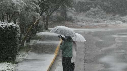 Κακοκαιρία &quot;Μήδεια&quot;: Στα λευκά και η Αττική - Κλειστή η Εθνική Οδός από Καλυφτάκη έως Λαμία