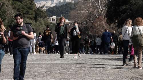 Ανησυχία για το ρεκόρ κρουσμάτων κορονοϊού - Αντιδράσεις για τα SMS στους ανεμβολίαστους - Στο τραπέζι νέα μέτρα