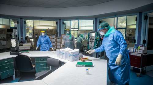 Καμπανάκι Καπραβέλου: Τα Χριστούγεννα μπορεί να προκαλέσουν το τρίτο κύμα της πανδημίας - Δεν θα το αντέξουμε