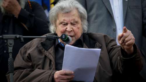 Ο πολιτικός Μίκης Θεοδωράκης: Από την εξορία και τα βασανιστήρια, βουλευτής, υπουργός και αρχηγός κόμματος