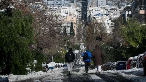 Κακοκαιρία &quot;Ελπίς&quot;: Δεύτερη ημέρα αργίας σήμερα - Πώς λειτουργούν σούπερ μάρκετ, πώς κινούνται τα μέσα μεταφοράς