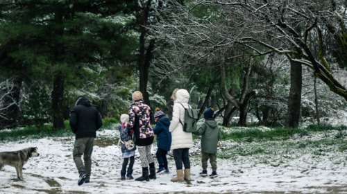 Η κακοκαιρία &quot;Φίλιππος&quot; σφυροκοπά τη χώρα: Τσουχτερό κρύο και χιόνια στην Πάρνηθα - Προβλήματα στη Β. Ελλάδα