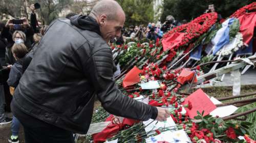 Ο Βαρουφάκης κατέθεσε στεφάνι: &quot;Το Πολυτεχνείο είναι ένα αγκάθι για τη Δεξιά&quot; [εικόνες]