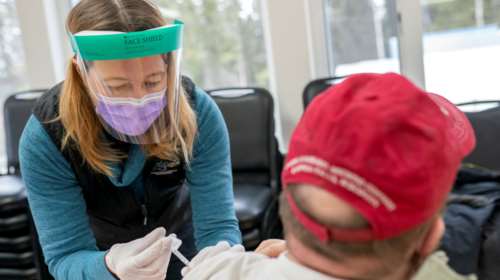 CDC: Οι πλήρως εμβολιασμένοι άνω των 65 ετών έχουν 94% μικρότερο κίνδυνο να νοσηλευθούν