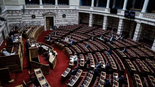 Βουλή - Εργασιακό νομοσχέδιο: Ενστάσεις αντισυνταγματικότητας με την έναρξη της συνεδρίασης [live]