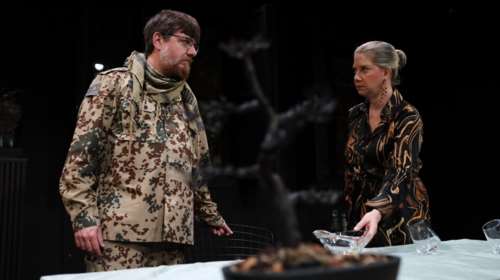Αποκλειστικές φωτογραφίες από την παράσταση &quot;Πολύ Mακριά&quot; της Caryl Churchill - Ενα επίκαιρο έργο για τη βία
