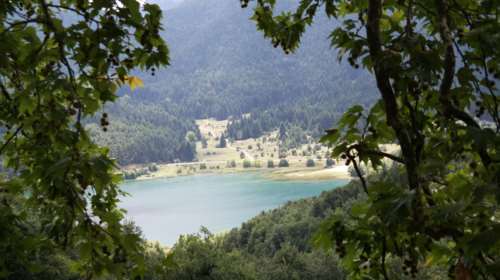 Λίμνη Δόξα: Η μικρή &quot;Ελβετία&quot; της Κορινθίας - Ανάμεσα σε πεύκα και βουνά [εικόνες - βίντεο]