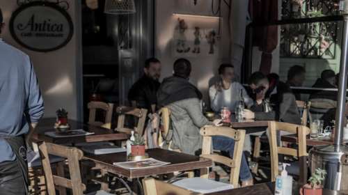 Τα επόμενα βήματα για την πλήρη χαλάρωση των μέτρων ως τον Μάρτιο - Γιατί είναι επιφυλακτικοί οι ειδικοί