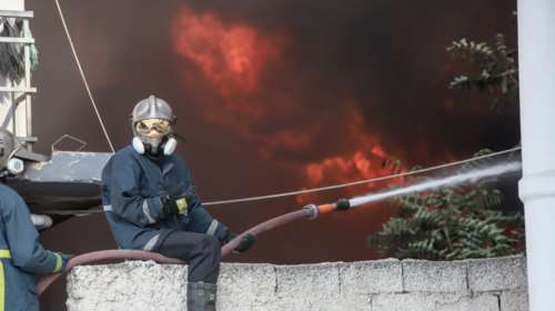 Αχαρνές: Μεγάλη φωτιά σε εργοστάσιο ανακύκλωσης - Μαύρος καπνός σκέπασε την περιοχή