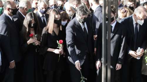 Η Φώφη Γεννηματά δίπλα στον πατέρα της Γιώργο- Στο Πρώτο Νεκροταφείο [Βίντεο]