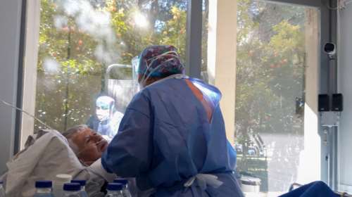 Καπραβέλος: Πεθαίνουν διασωληνωμένοι εκτός ΜΕΘ - Να εφημερεύουν και τα ιδιωτικά νοσοκομεία