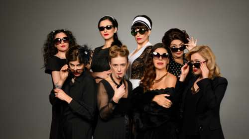 "8 γυναίκες": Η αστυνομική κωμωδία σε σκηνοθεσία Πέτρου Ζούλια, στο θέατρο Αλίκη