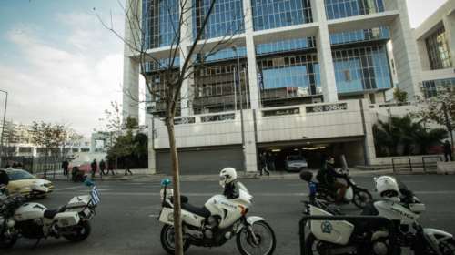 Επίθεση με μολότοφ εναντίον αστυνομικών έξω από το Εφετείο