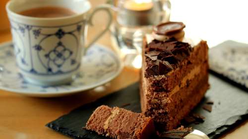 Συνταγή Ακη Πετρετζίκη για σούπερ γευστικό και αφράτο κέικ σοκολάτας